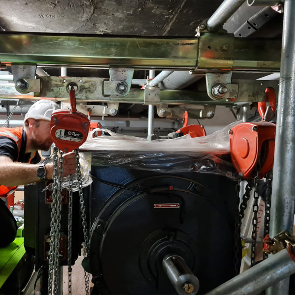 mechanical lift and shift of an 800kg motor